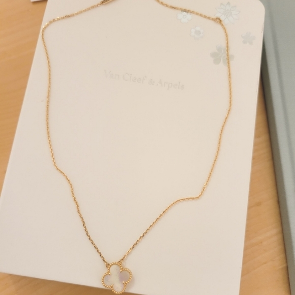 Van Cleef & Arpels Vintage Alhambra Pendant 18 - Karat Yellow Gold - Bra… - Picture 2 of 13